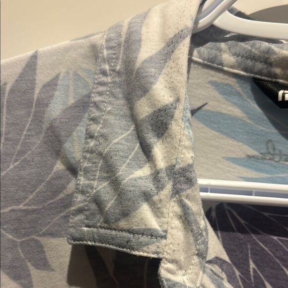 Travis mathew Men's Blue Leaf Print Shirt size large - Picture 8 of 8